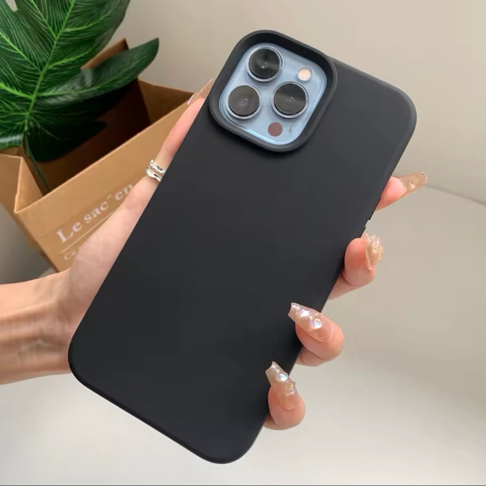 BLACK SILICONE CASE – iPhone 15